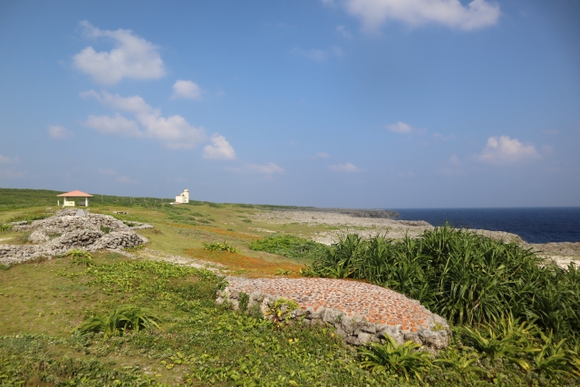 緑の岬と青い海が広がる沖縄の風景
