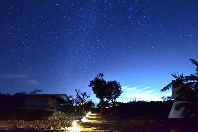 沖縄の夜空に広がる星と天の川