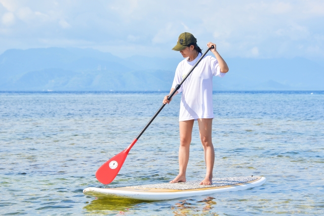 穏やかな海でSUPを楽しむ人